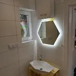 Дом отдыха Hexagon Honey House+ Prywatna Plaza+jezioro+ Stawy+ Gospodarstwo+ Pasieka Srokowo