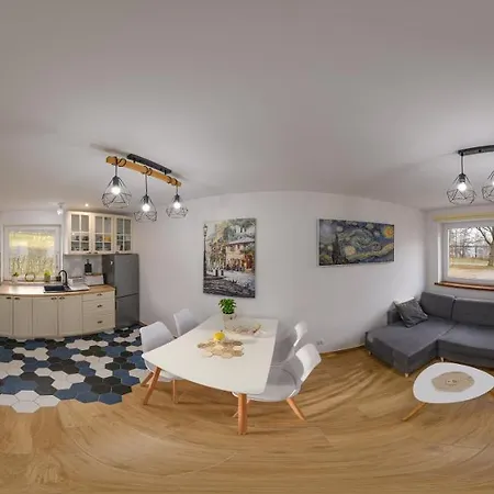 Holiday home Hexagon Honey House+ Prywatna Plaza+jezioro+ Stawy+ Gospodarstwo+ Pasieka *
